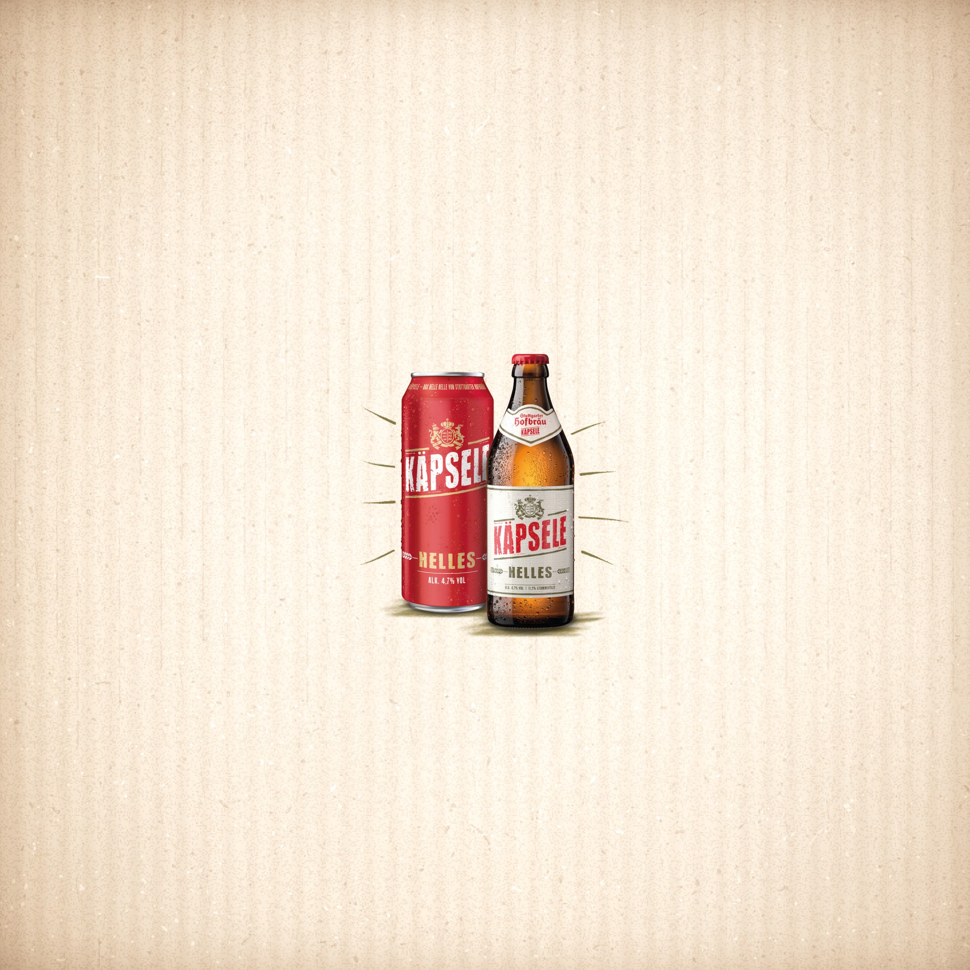 Eine rote Getränkedose und eine Käpsele Flasche stehen zentral auf einem beigen Hintergrund.