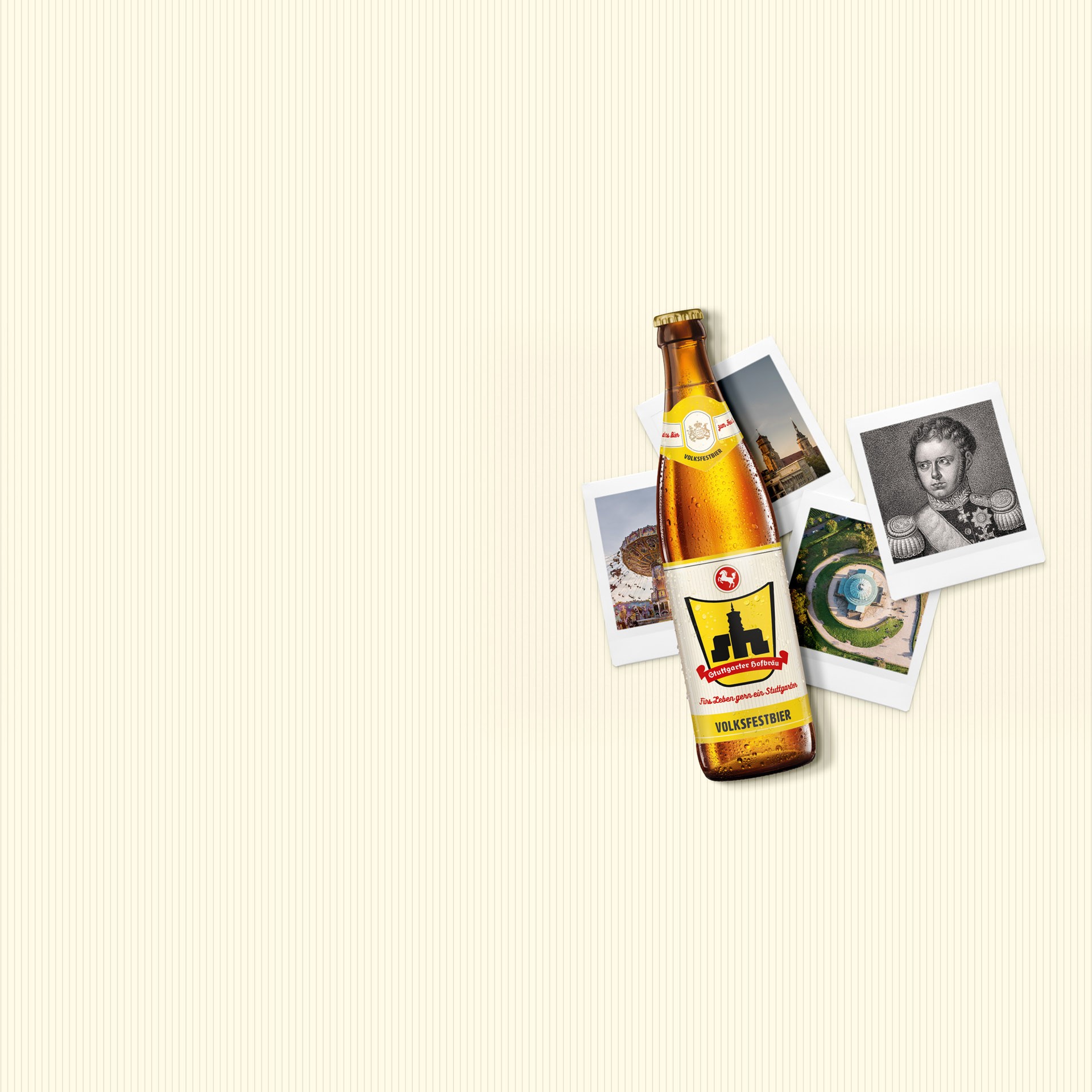Eine Flasche Bier liegt neben drei Fotos mit historischen und landschaftlichen Motiven auf strukturiertem Untergrund.