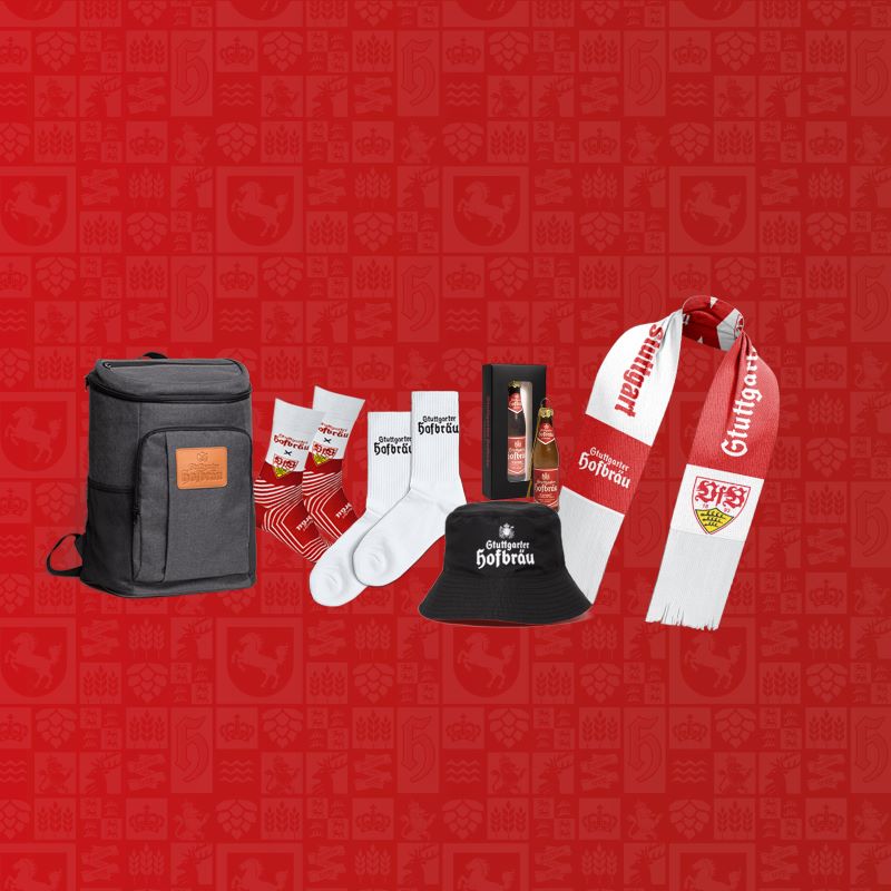 Verschiedene Fanartikel sind auf einem rot gemusterten Hintergrund angeordnet.