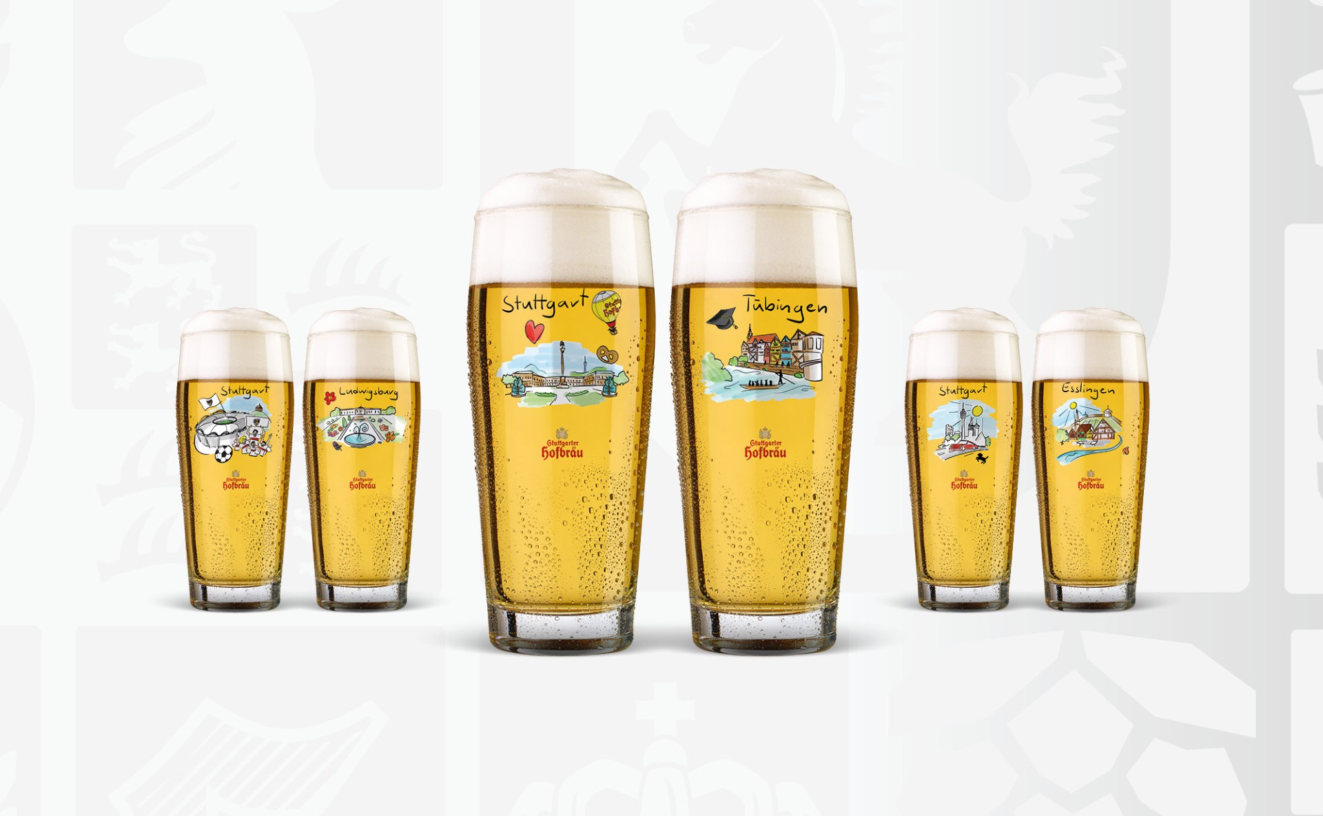 Sechs Biergläser mit unterschiedlichen Größen und Designs stehen in einer Reihe. Im Hintergrund sind grafische Symbole wie ein Fußball, ein Stadion und ein Wappen zu sehen.