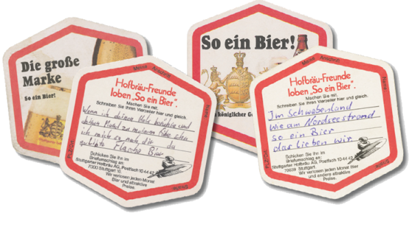 Fünf Bierdeckel mit Texten und Grafiken sind in einer Überlagerung angeordnet.