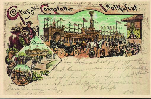 Historische Postkarte zeigt eine belebte Festparade mit Menschen und Wagen vor Kulisse alter Gebäude.