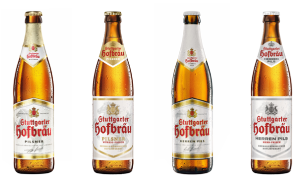 4 FLaschen Stuttgarter Hofbräu stehen nebeneinander, 2 mit Halsfolierung 2 mit Halsetiketten aus Papier.