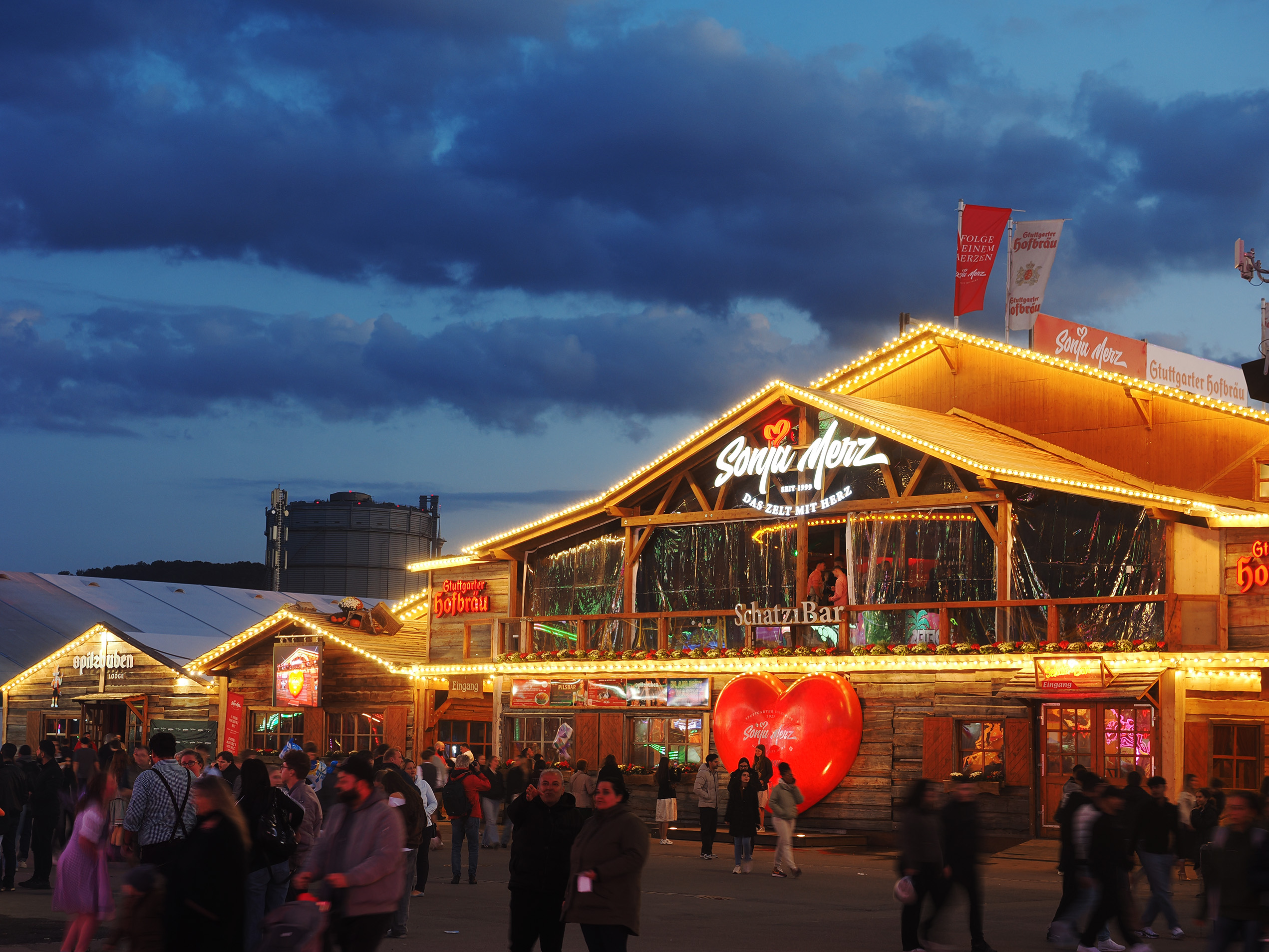 Aussenansicht eines Bierzeltes auf einem Volksfest, im Hintergrund Abenddämmerung.