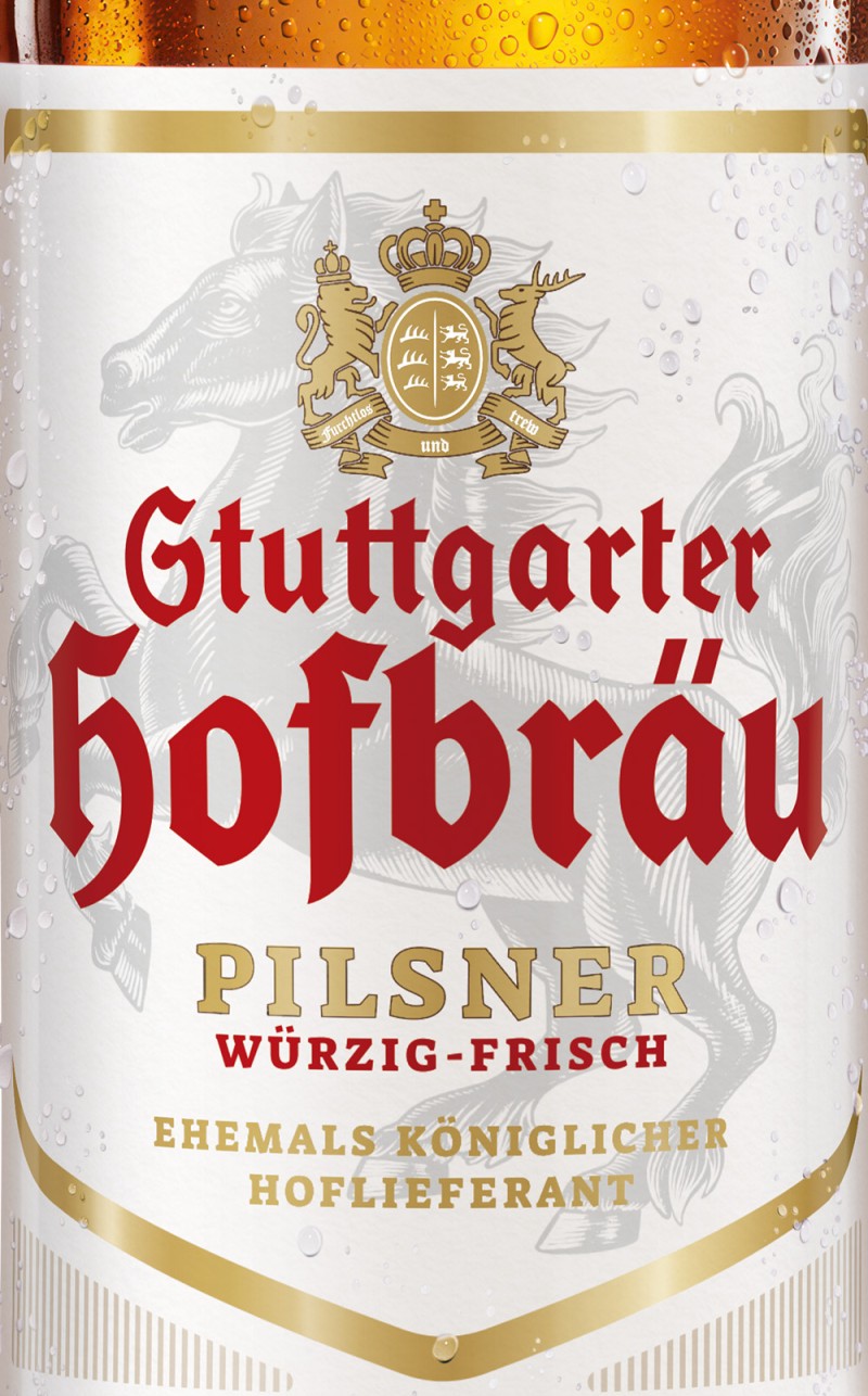 Ein Bieretikett zeigt ein Wappen mit zwei Pferden und eine goldene Krone. Der Hintergrund ist weiß mit goldenen und roten Details.