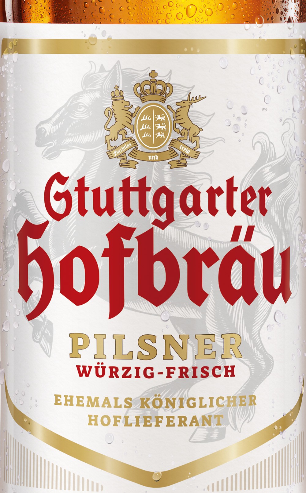 Ein Bieretikett zeigt ein Wappen mit zwei Pferden und eine goldene Krone. Der Hintergrund ist weiß mit goldenen und roten Details.