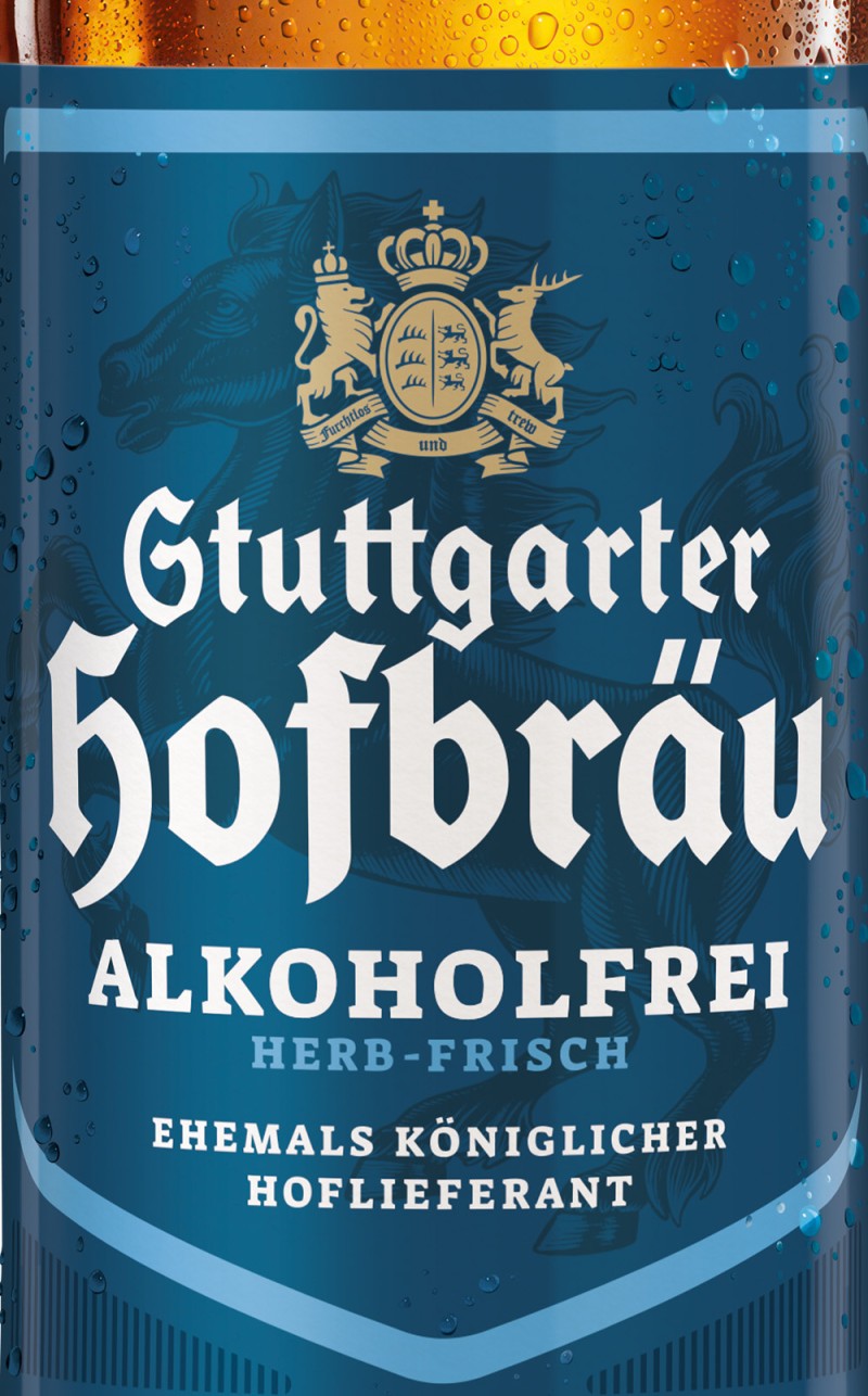 Der Alkoholfreies Getränk mit blauem Label und goldenem Emblem wird präsentiert. Zwei Löwen umgeben ein zentrales Wappen.