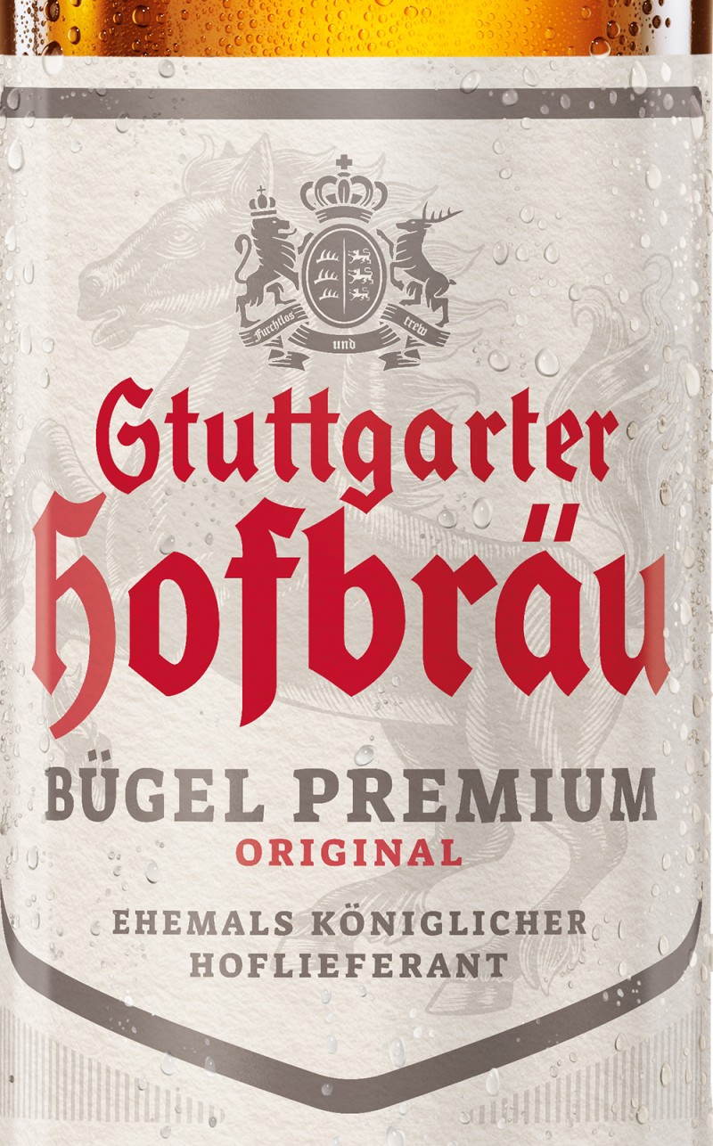 Nahaufnahme eines Bieretiketts mit roter Schrift und einem weißen Wappenaufdruck.