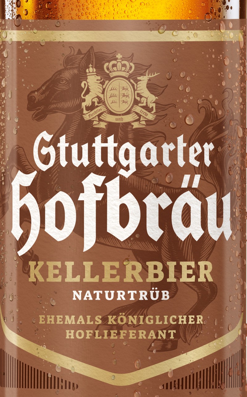 Etikett eines naturtrüben Biers mit einem Pferd und Wappen im Zentrum. Text betont traditionelle Brauart und Geschichte.