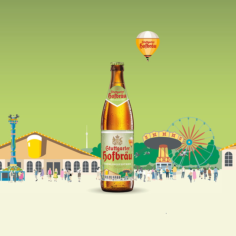 Zwei Bierflaschen und Zitronen stehen vor einer hügeligen Landschaft.